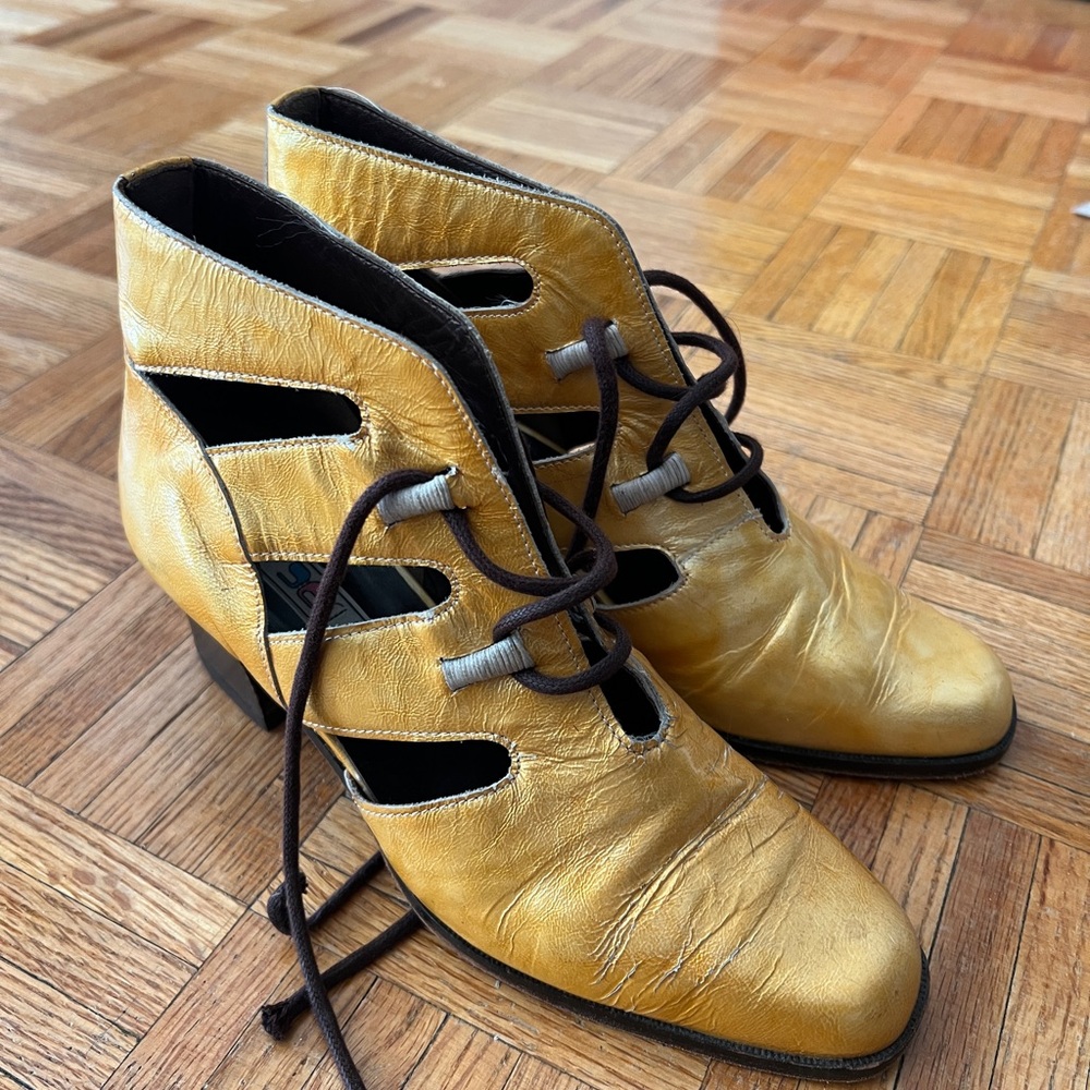 Vintage Clarus Yellow Lace-Up Booties